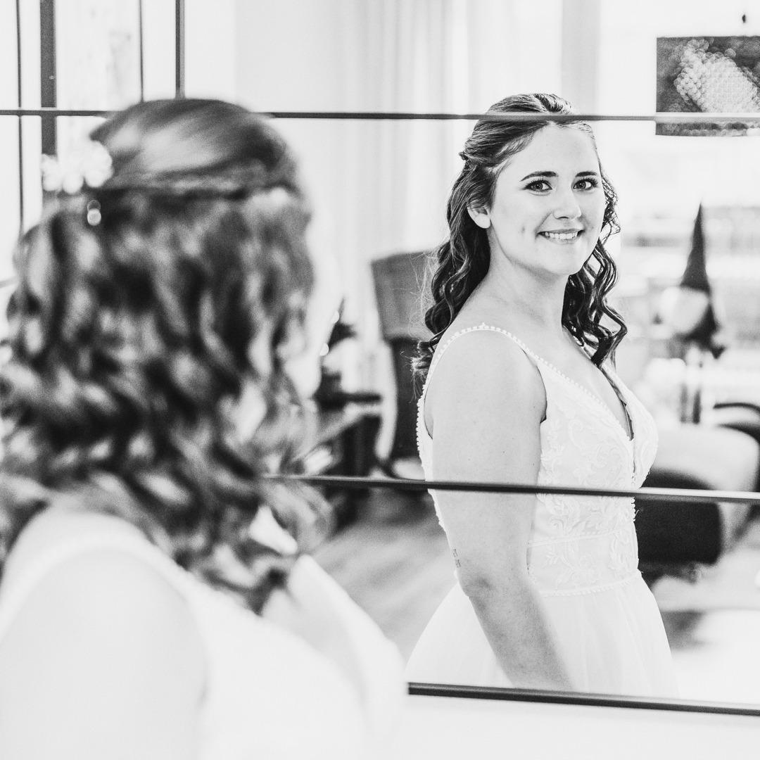 Detailaufnahme des Brautkleides im Spiegel, elegant und stilvoll